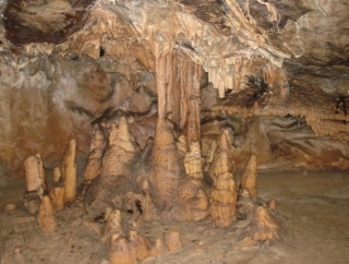 Concreciones y estalagmitas en las costras